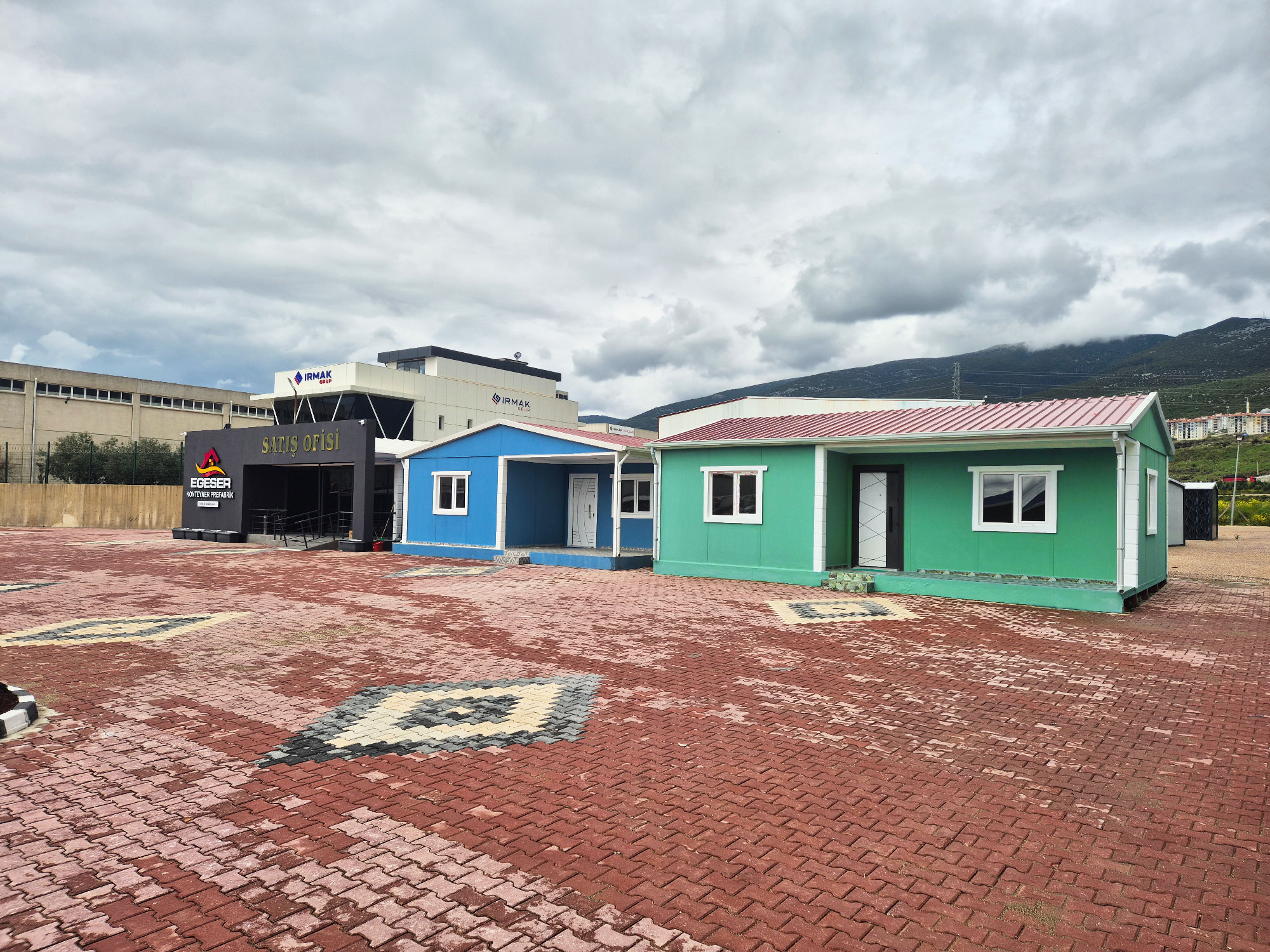 Egeser Prefabrik satış ofisi önünde sergilenen prefabrik ev modelleri